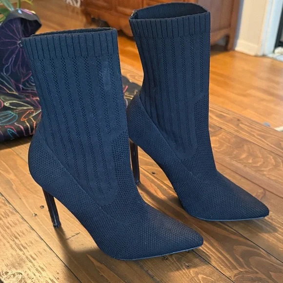 Steve Madden Black Textured Heeled Boots - Picture 3 of 8